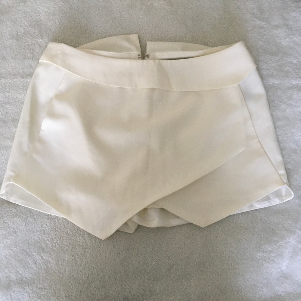 Women’s Solid White Asymmetrical Skort Forever 21 Size M - Picture 12 of 13
